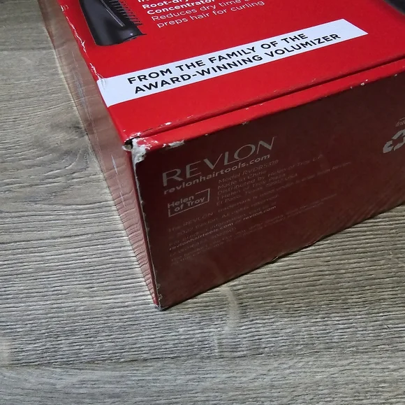 New In Box REVLON One-Step Blowout Curls Dry And Curl in One 360° Curler Vents